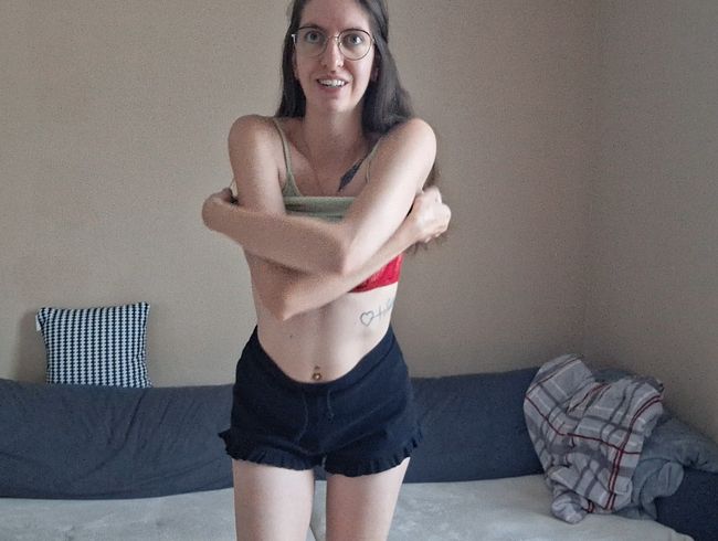 Download: Sofia-Bloom - Wenn das meine Familie sieht! Komplett NACKT im Internet