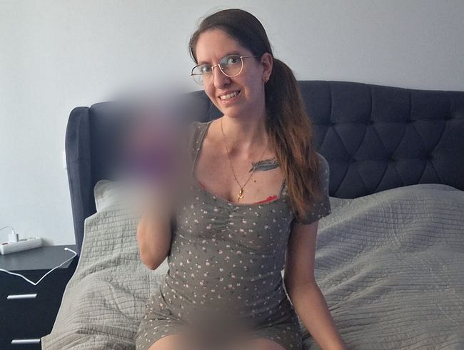 Download: Sofia-Bloom - Ich hätte nie gedacht dass ich DAS mache! Mein 1x mit einem Dildo