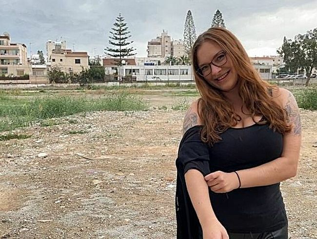 Download: SophieShy - Blankgezogen in mitten der Stadt