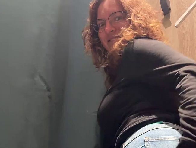 Download: SophieShy - Öffentliches Fingern in der Umkleidekabine - Horny in public