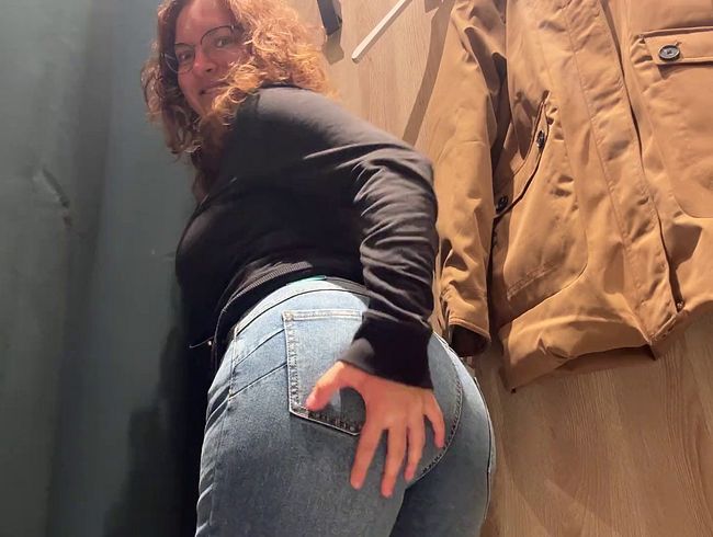 Download: SophieShy - Öffentliches Fingern in der Umkleidekabine - Horny in public