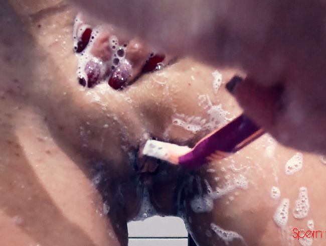 Download: Sperma-Bannys - Ich Rasiere mich für dich und du kannst ganz nahe zusehen!