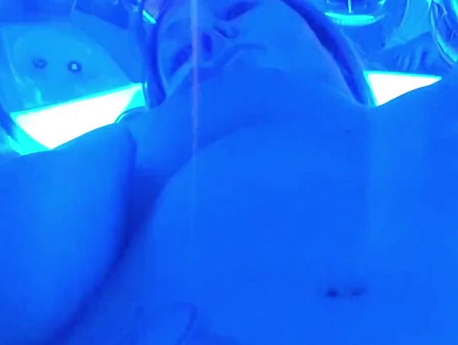 Download: SpicyKylieFoxx - Schau mir heimlich zu, wie ich mich im Solarium sonne