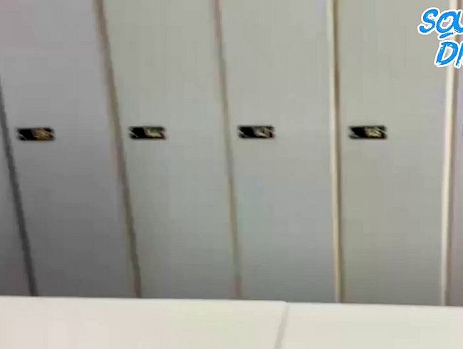 Download: Squirtydirty - Einfach ganz ungeniert in die Umkleide gepisst!