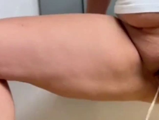 Download: Squirtydirty - Ich konnte es nicht mehr halten und habe einfach los gepisst