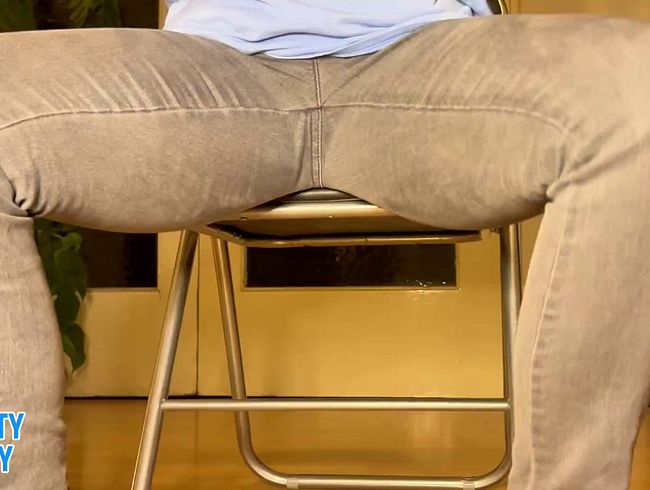 Download: Squirtydirty - Ich hatte keine Lust auf die Toilette zu gehen, deshalb habe ich einfach in die Hose gepisst.