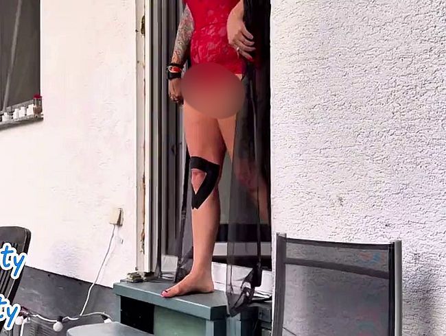 Download: Squirtydirty - Stand Up Pissing im roten Dessous