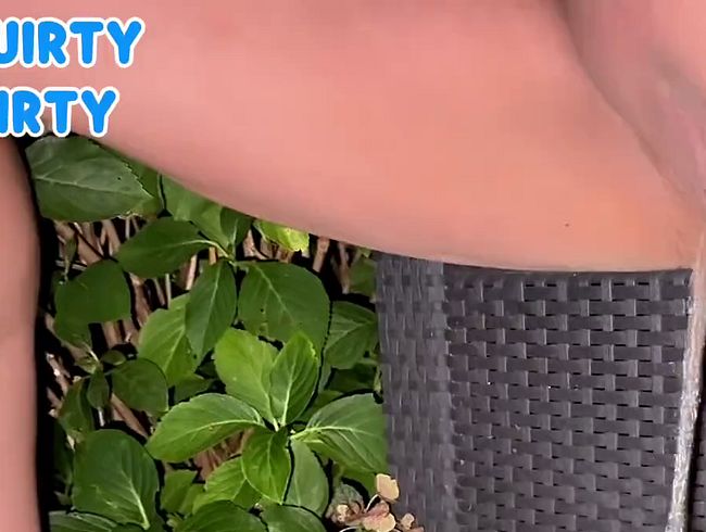 Download: Squirtydirty - Die lauen Sommernächte bieten sich geradezu an um outdoor zu pissen.