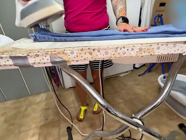 Download: Squirtydirty - Beim bügeln habe ich einfach in den Wäschekorb gepinkelt