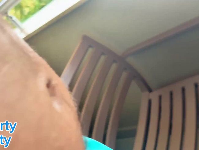 Download: Squirtydirty - Schnell mal im Hotel auf den Balkon gepisst!