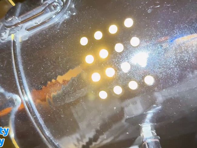 Download: Squirtydirty - Einfach mal vom Bett mitten ins Zimmer gepisst