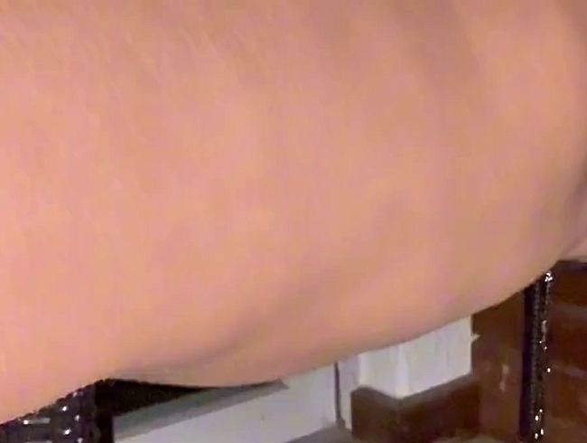 Download: Squirtydirty - Wenn das Hotelzimmer einen Balkon hat muss ich natürlich auch da pissen