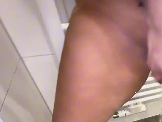 Download: Squirtydirty - Mit voller Blase gefesselt!