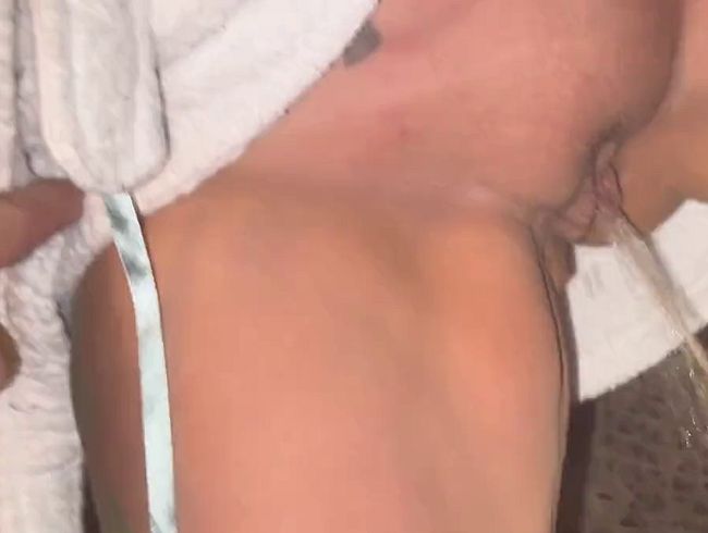 Download: Squirtydirty - Geil gepisst im Bademantel