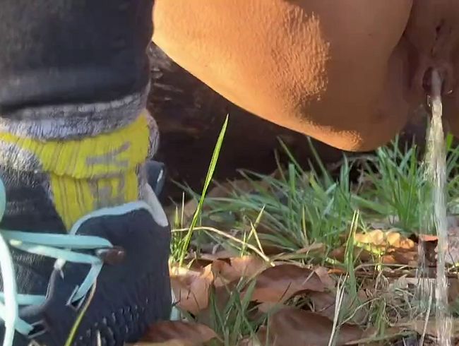 Download: Squirtydirty - Schneller Outdoor Piss beim Waldspaziergang