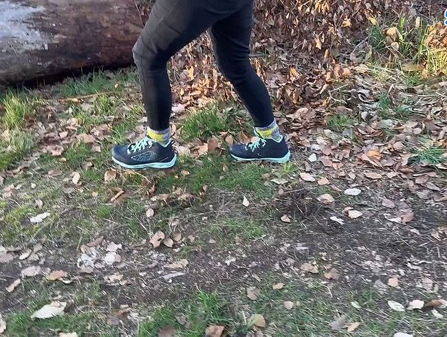 Download: Squirtydirty - Schneller Outdoor Piss beim Waldspaziergang