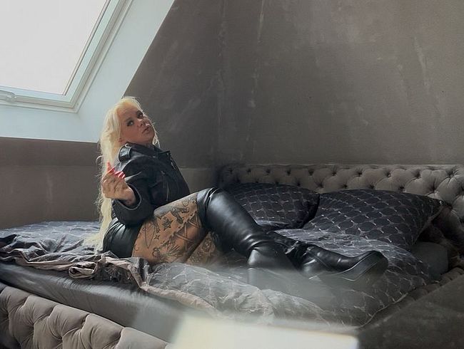 Download: SteffiBlond - LEDER SCHLAMPEN STYLE! FICK MICH!