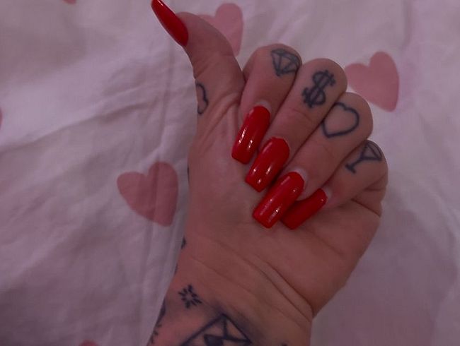 Download: SteffiBlond - RED NAILS! Spritz sie voll.