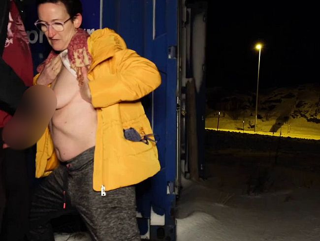 Download: Steffi_Sommerbach - ERWISCHT! beim User Fick im Schnee