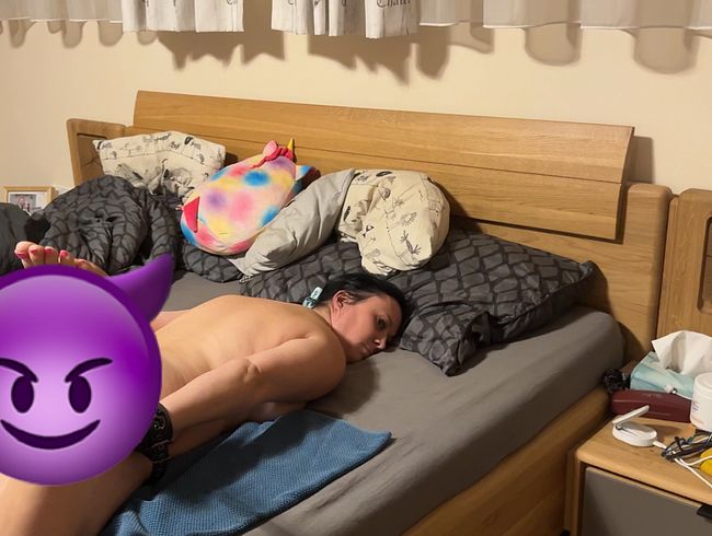 Download: Steirer-Paar - Fixiert im Bett und einfach benutzt worden mit Plug im Arsch und Strapon TEIL1