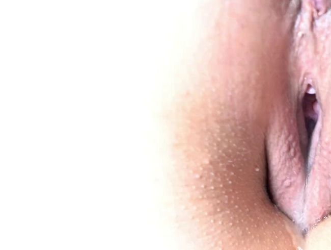 Download: Stella-Ella - Geile Nahaufnahme von hinten beim Pissen mit Blick auf mein Fötzchen und mein Arschloch