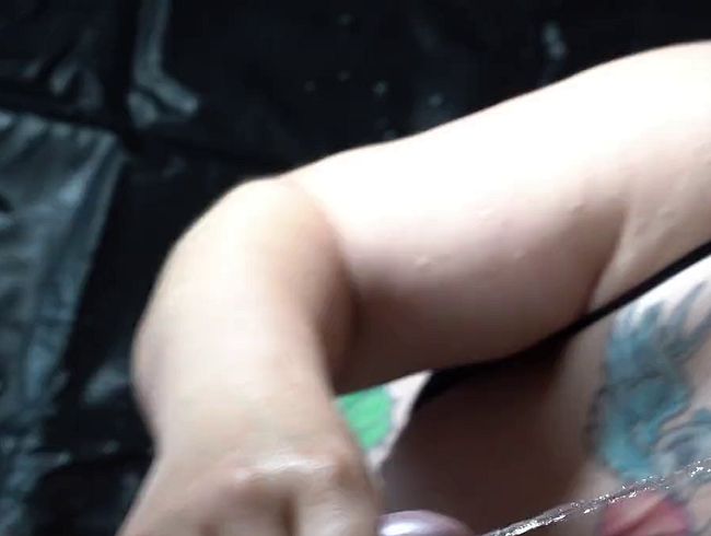 Download: Stella-Ella - Hilfe, er hat mir ins Gesicht gepisst und ich wixxe und blase ihm einen bis zum Abspritzen