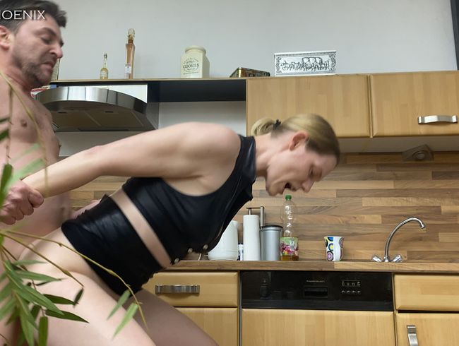 Download: StevePhoenix - Eine gute Frau gehört in die Küche ... dort kann man nämlich auch ficken !