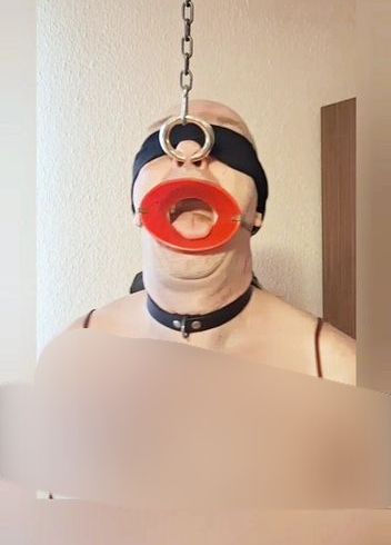 Download: Strapsensklave - Mit Nasenring fixiert 03.2026