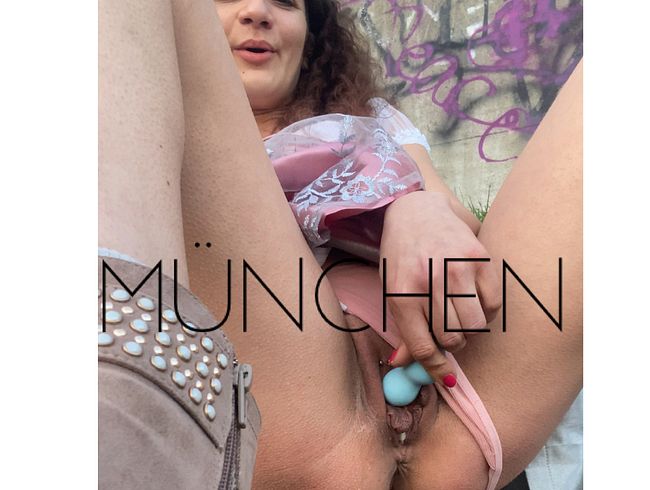 Download: SueVenusN - Dirndl-Fick-Outdoor mit einem satten Strahl ( Natursekt ) am Ende