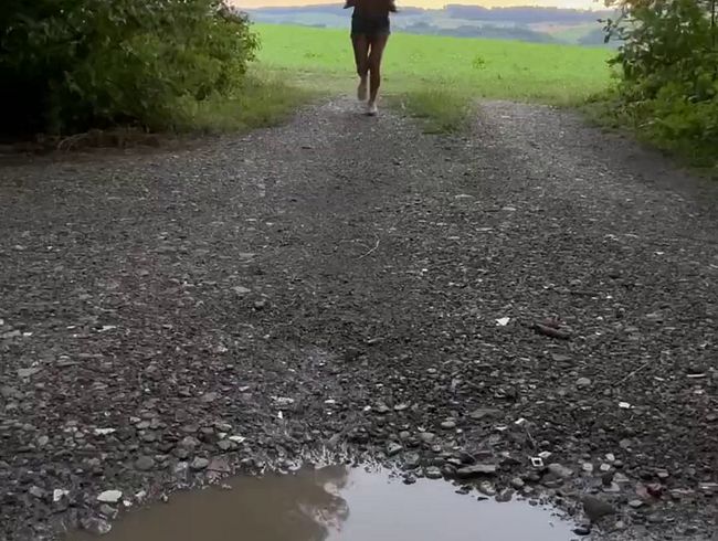 Download: Sue_Nova - 2 Joggerinnen befüllen die Pfütze - Natursekt - pissen mit Schaum-Effekt