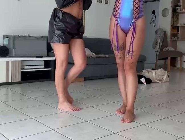 Download: Sue_Nova - ,,Zusammen stark , zusammen pissen“ - PVC Kleidung getränkt !