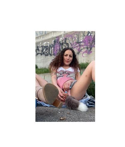 Download: Sue_Nova - Public Dirndl Fick in München mit satten Piss-Strahl am Ende