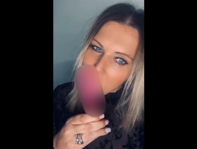 Download: SuesseAurelie - Smoking Milf und Dildo
