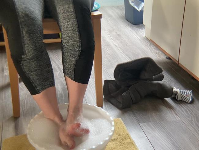 Download: Sweet-Lara666 - Gemütlich es Fußbad.