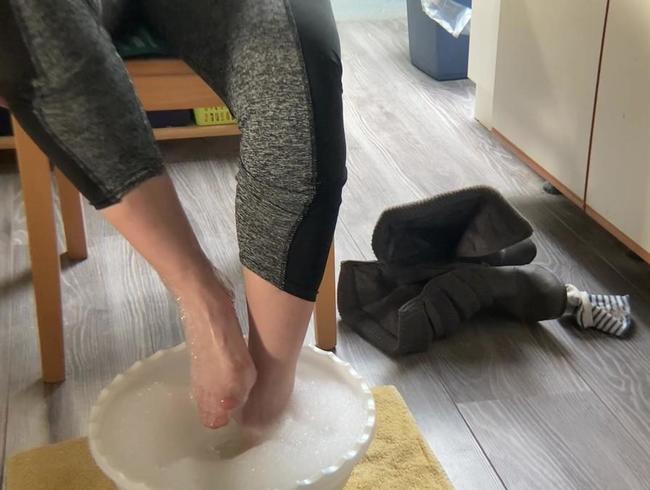 Download: Sweet-Lara666 - Gemütlich es Fußbad.