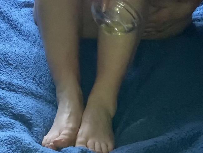 Download: Sweet-Lara666 - Ich traktiere meine geilen Füße.......