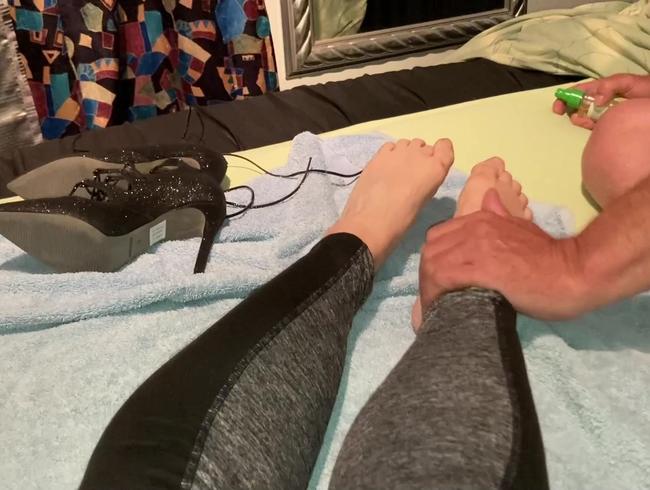 Download: Sweet-Lara666 - Er verwöhnt meine Füße......