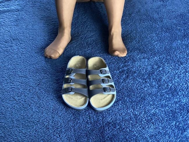 Download: Sweet-Lara666 - Sexy Schlappen mit Nylons.