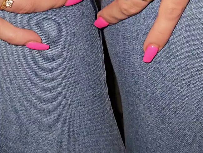 Download: SweetPia30 - dreckige Pia pinkelt ins Höschen