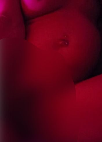 Download: SweetPia30 - Pia fickt eine Gurke mit ihrer nassen Pussy