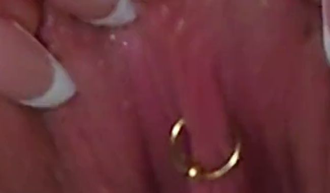 Download: SweetPia30 - Dreckige Pissfotze Pia pinkelt als Wixxvorlage in Dusche