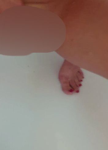 Download: SweetPia30 - Dreckige Pissfotze Pia pinkelt als Wixxvorlage in Dusche