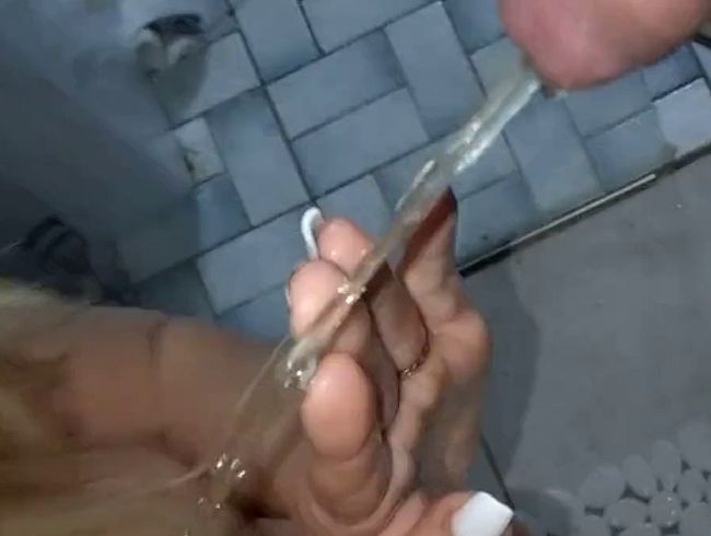 Download: SweetPia30 - NATURSEKT direkt aus QUELLE ** Piss Schlampe Pia lässt sich in die MAULFOTZE pissen