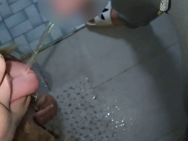 Download: SweetPia30 - NATURSEKT direkt aus QUELLE ** Piss Schlampe Pia lässt sich in die MAULFOTZE pissen