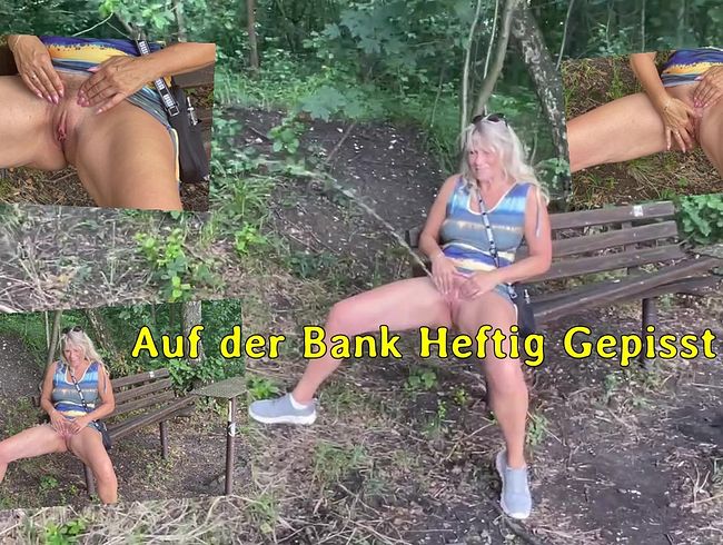 Download: SweetSusiNRW - Auf der Bank Heftig Gepisst