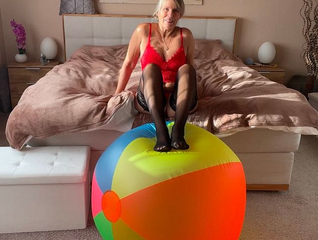 Download: SweetSusiNRW - Füße auf dem Strandballon