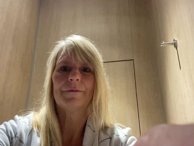 Download: SweetSusiNRW - Im Einkaufs centrum auf Toilette