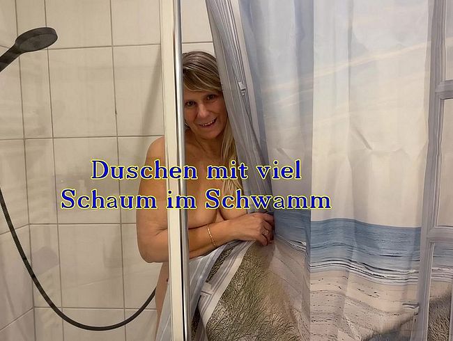Download: SweetSusiNRW - Duschen mit viel Schaum im Schwamm