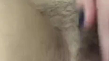 Download: SweetToffee - Masturbation mit behaarter Muschi.