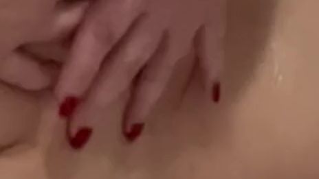 Download: SweetToxy - kurzes Squirtingvideo in der Wanne wie ich es mir mit dem Finger selbst mache